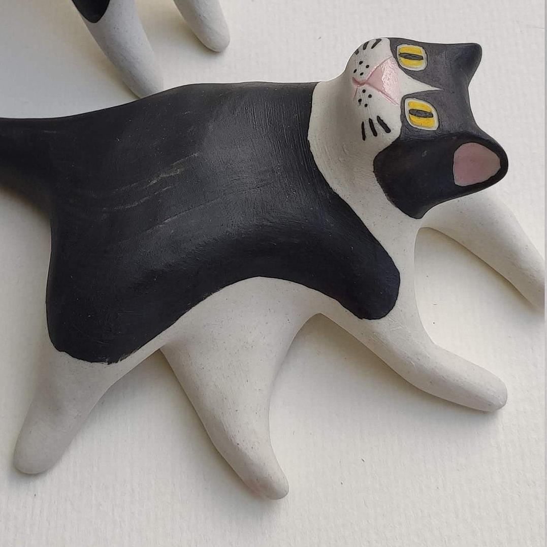Putogn! Black and White Dazing Cats Square Face Figurine β Handmade Quirky Cat Decor for Cat Lovers & Modern Homes!