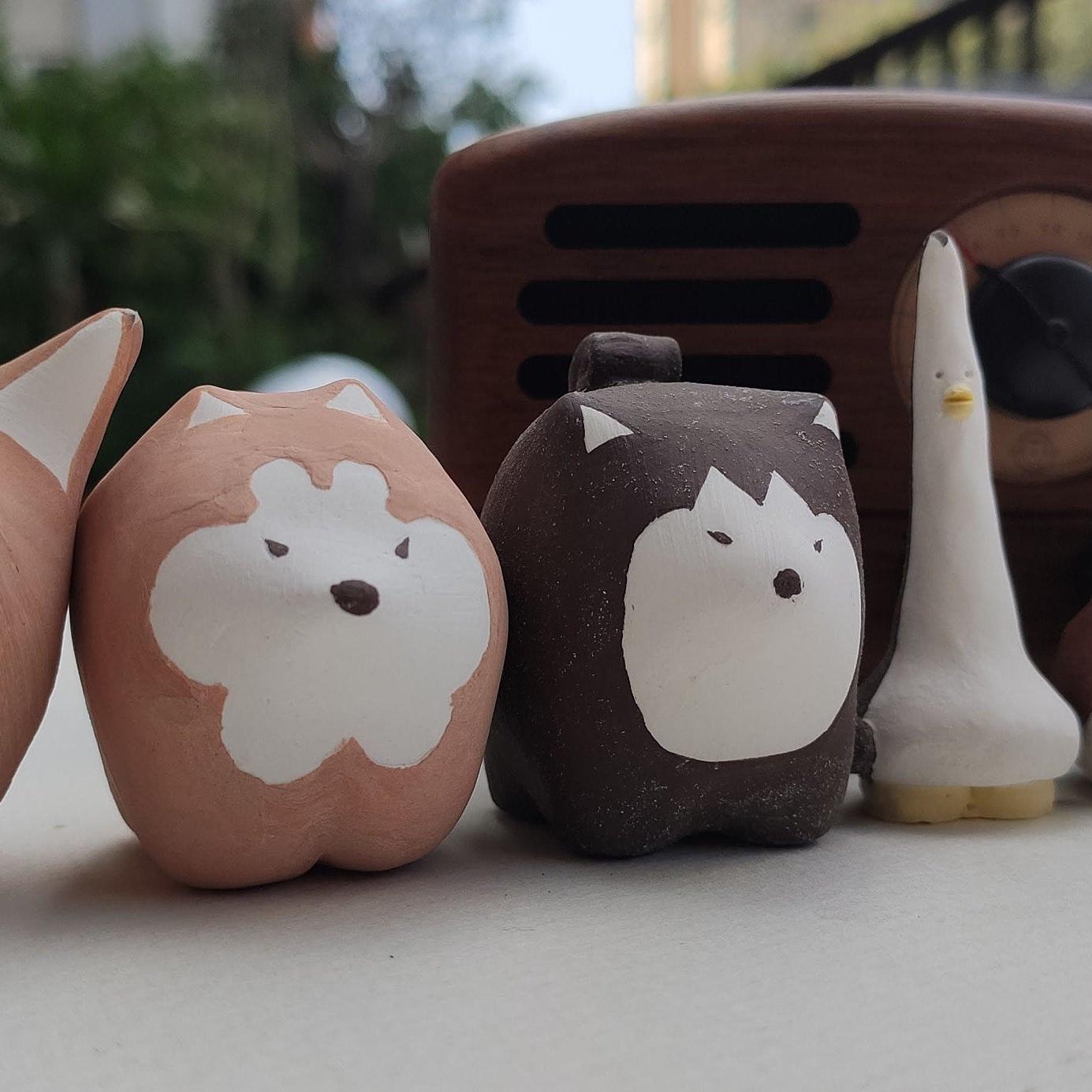 Putogn! Ceramic Mini Husky Aleska Figurines โ Handmade Rustic Pet Dog Decor for Animal Lovers & Nature-Inspired Homes!
