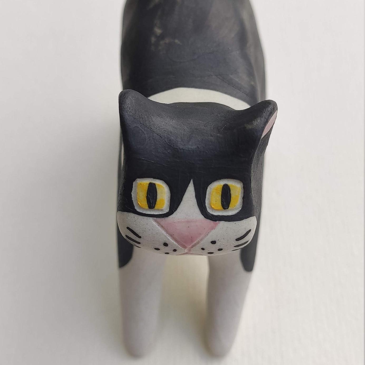 Putogn! Black and White Dazing Cats Square Face Figurine โ Handmade Quirky Cat Decor for Cat Lovers & Modern Homes!