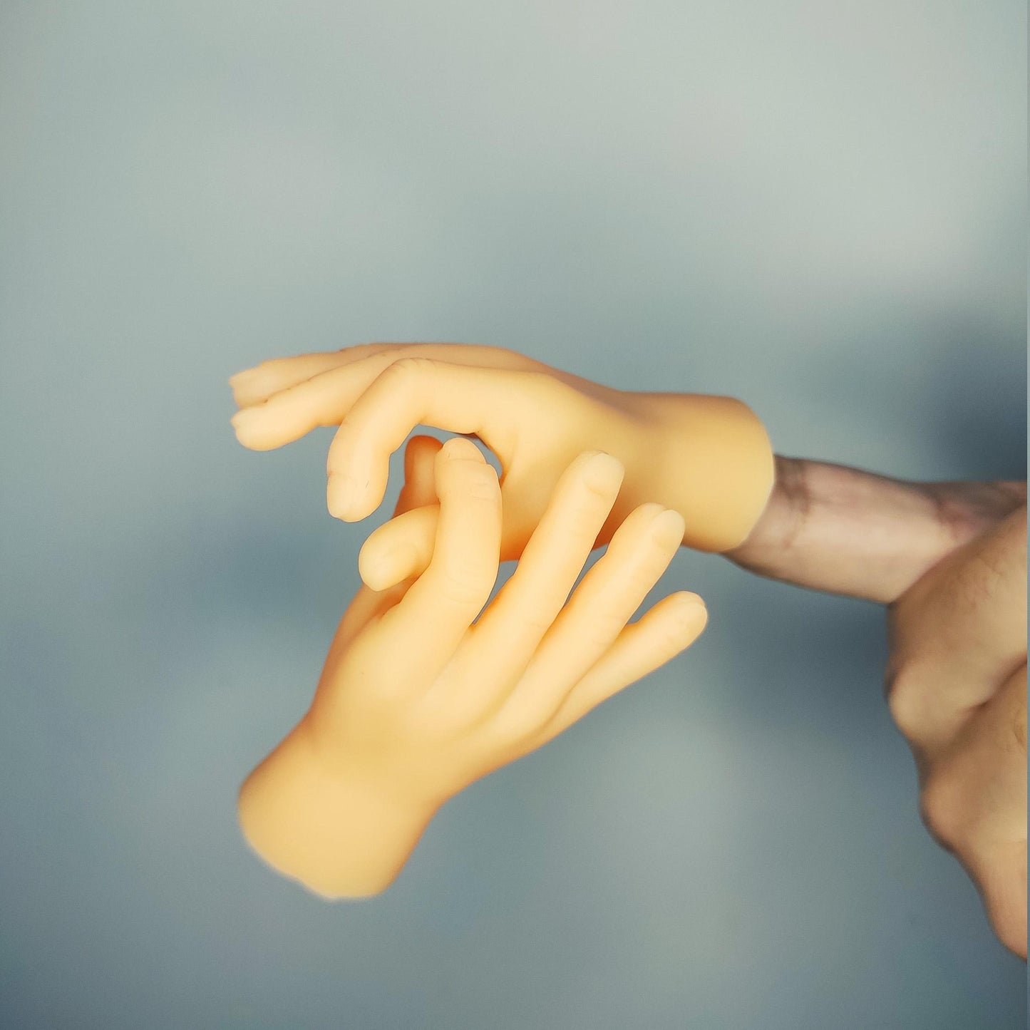 Putogn! Hilarious Tiny Hands Finger Set – Pinch or Middle Finger Gestures for Pranksters, Gag Gifts, & Fun Lovers!