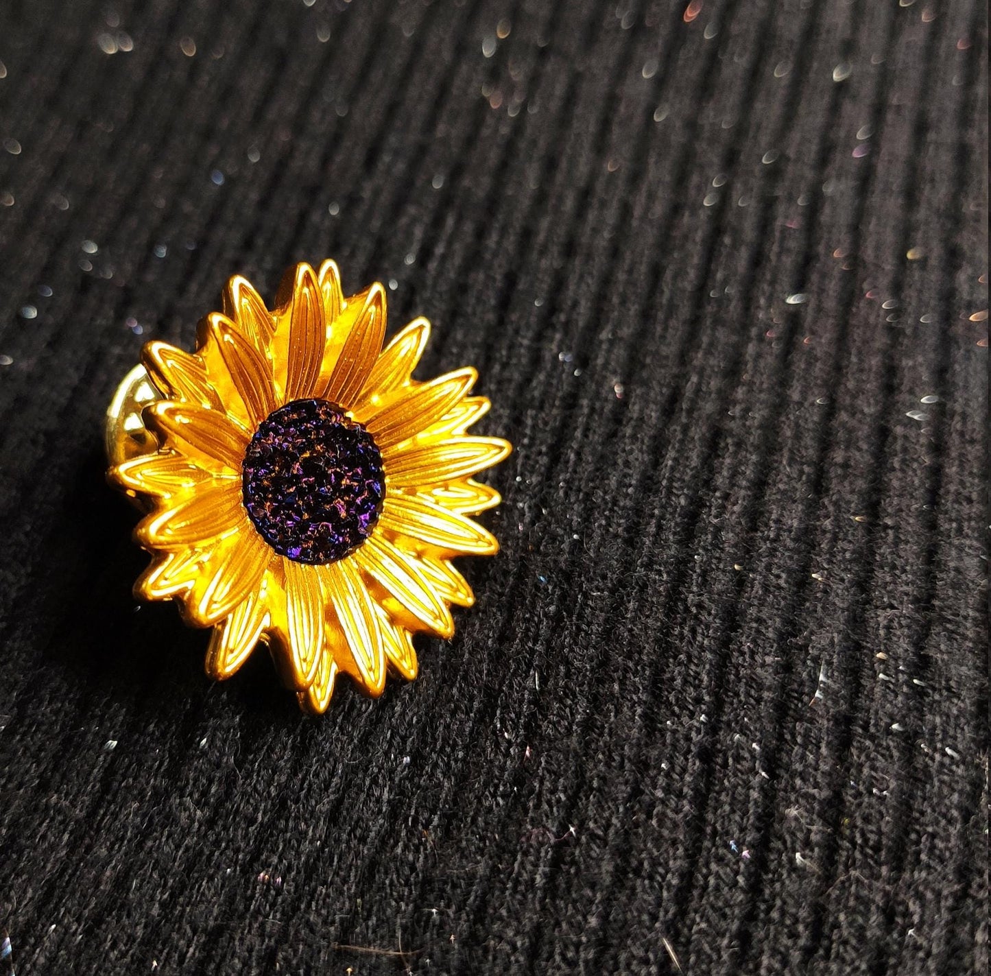Putogn! Enamel Purple Flower Daisy Brooch โ Handmade Vintage-Inspired Pin for Nature Lovers & Boho Fashionistas!
