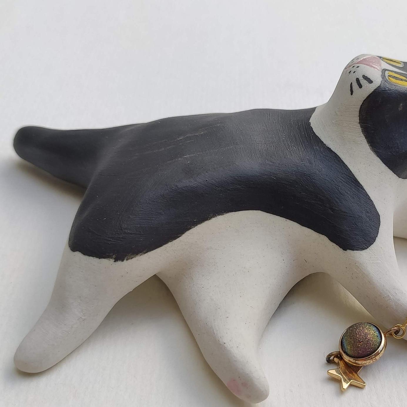 Putogn! Black and White Dazing Cats Square Face Figurine β Handmade Quirky Cat Decor for Cat Lovers & Modern Homes!