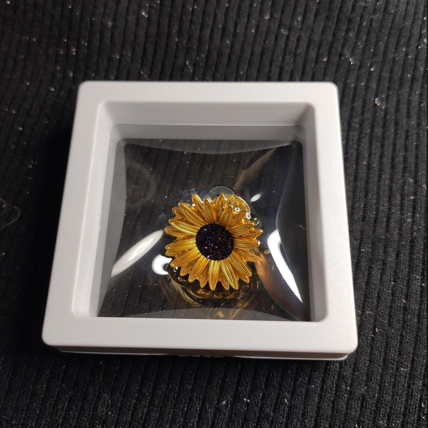 Putogn! Enamel Purple Flower Daisy Brooch โ Handmade Vintage-Inspired Pin for Nature Lovers & Boho Fashionistas!