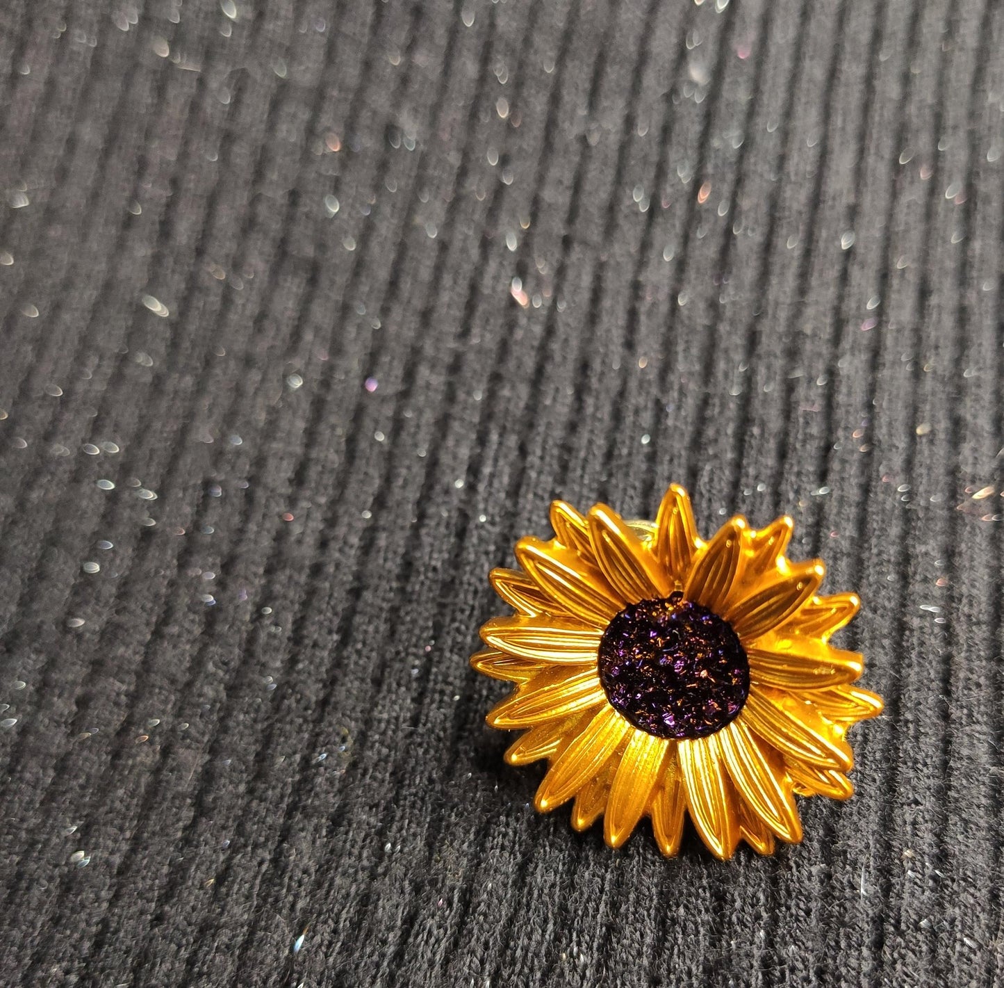 Putogn! Enamel Purple Flower Daisy Brooch โ Handmade Vintage-Inspired Pin for Nature Lovers & Boho Fashionistas!