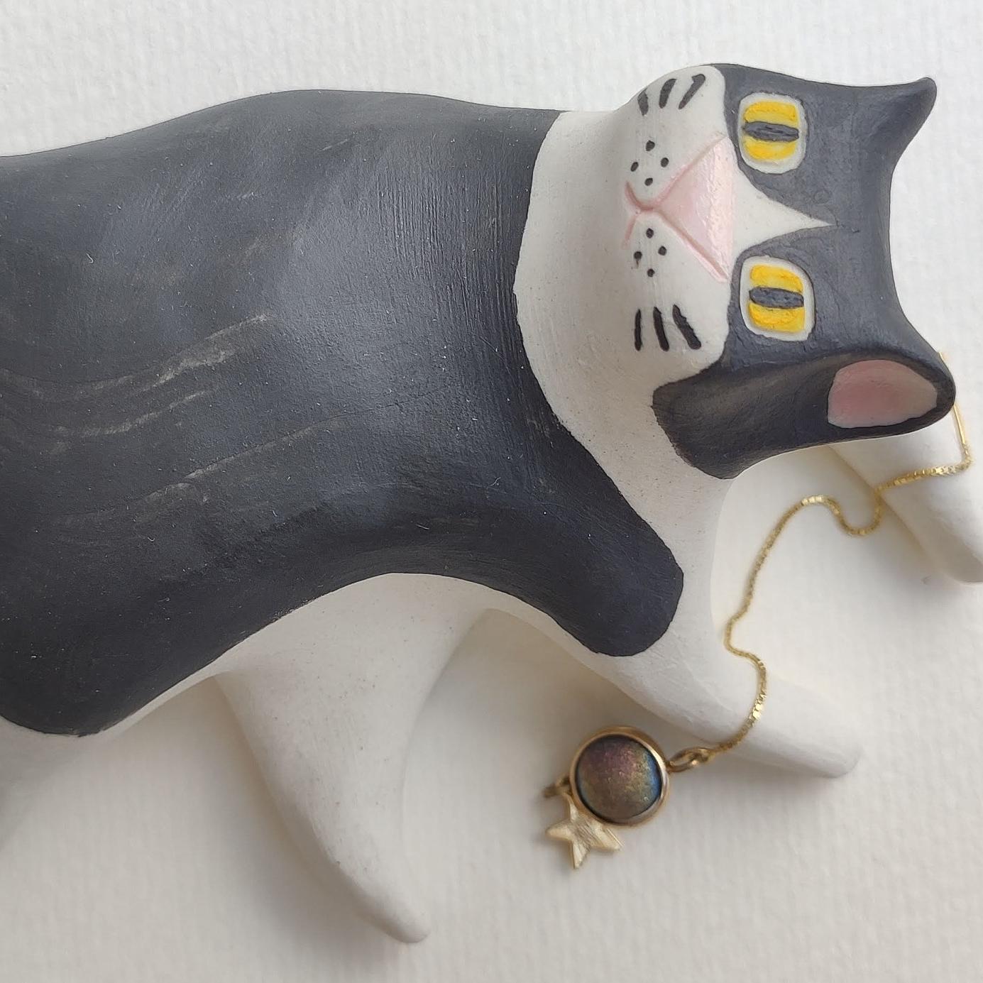 Putogn! Black and White Dazing Cats Square Face Figurine – Handmade Quirky Cat Decor for Cat Lovers & Modern Homes!