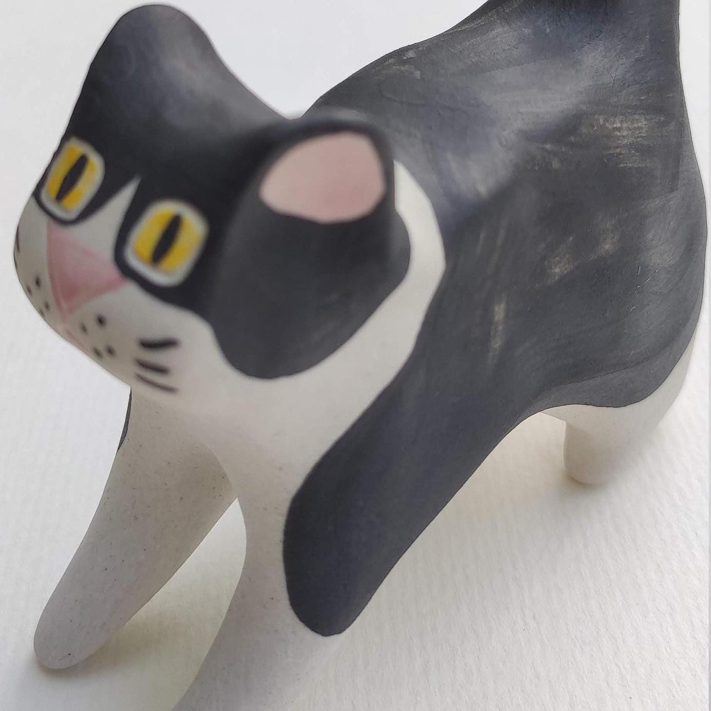 Putogn! Black and White Dazing Cats Square Face Figurine – Handmade Quirky Cat Decor for Cat Lovers & Modern Homes!