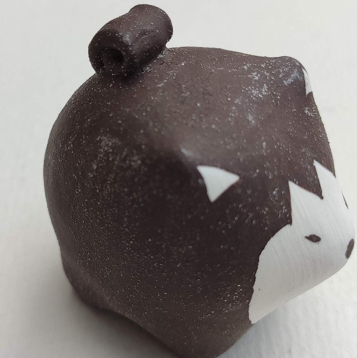 Putogn! Ceramic Mini Husky Aleska Figurines – Handmade Rustic Pet Dog Decor for Animal Lovers & Nature-Inspired Homes!