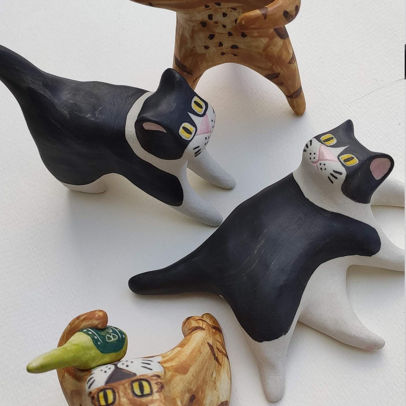 Putogn! Black and White Dazing Cats Square Face Figurine – Handmade Quirky Cat Decor for Cat Lovers & Modern Homes!