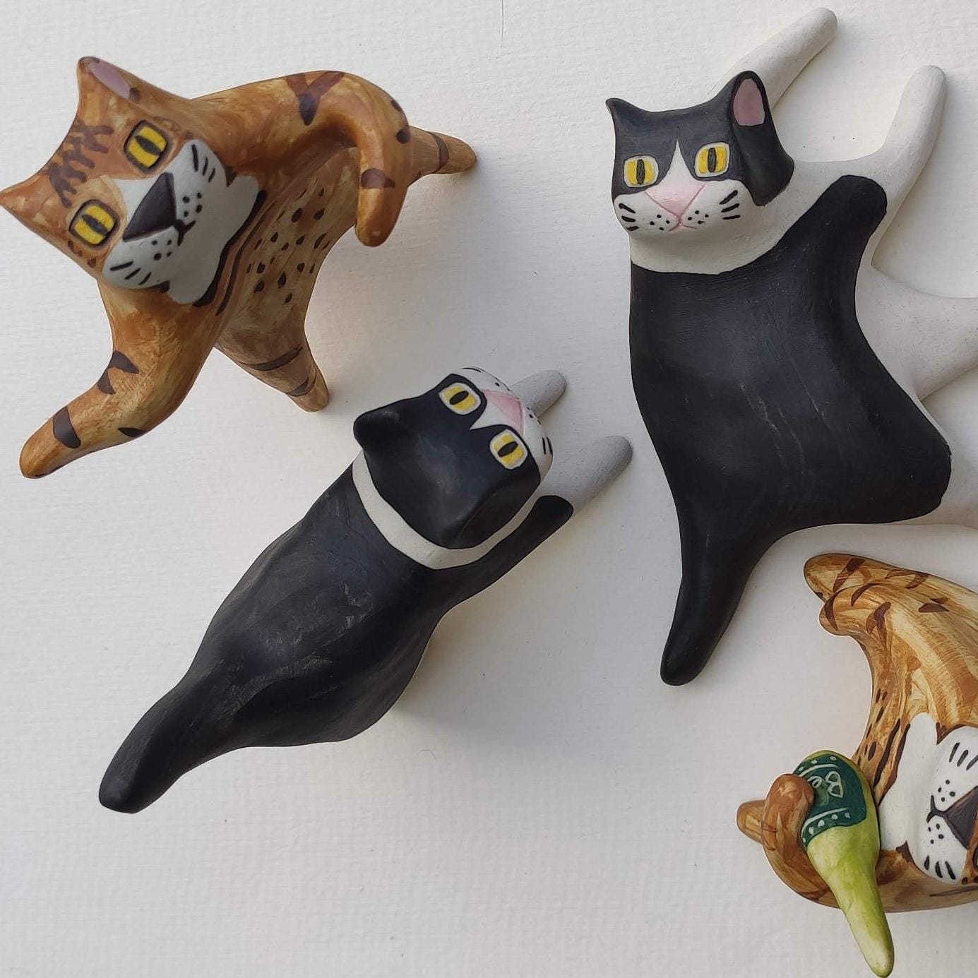 Putogn! Welcome Standing Orange Tabby Ceramic Cat Figurine – Handmade Dazing Cat Decor for Cat Lovers & Cozy Homes!