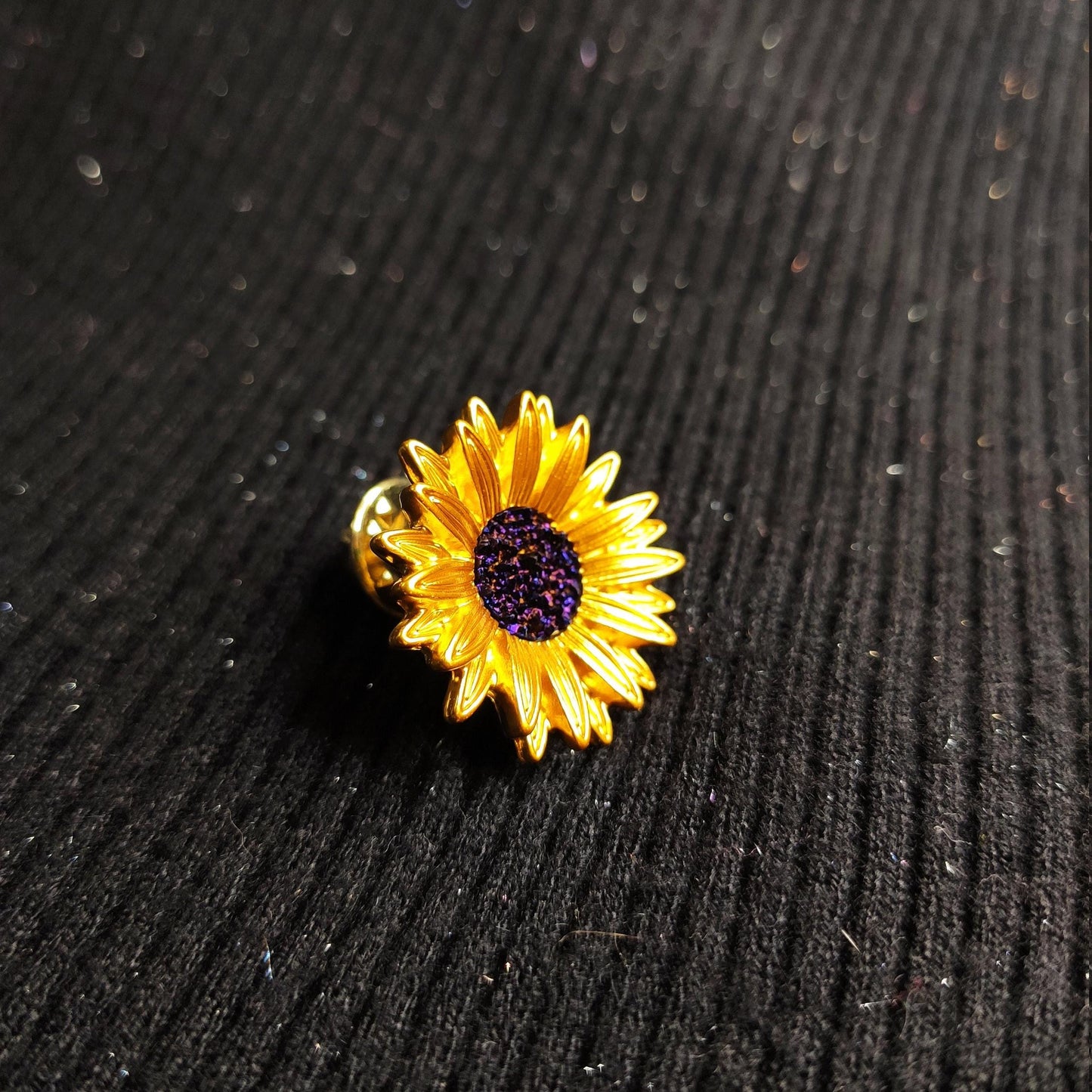 Putogn! Enamel Purple Flower Daisy Brooch – Handmade Vintage-Inspired Pin for Nature Lovers & Boho Fashionistas!
