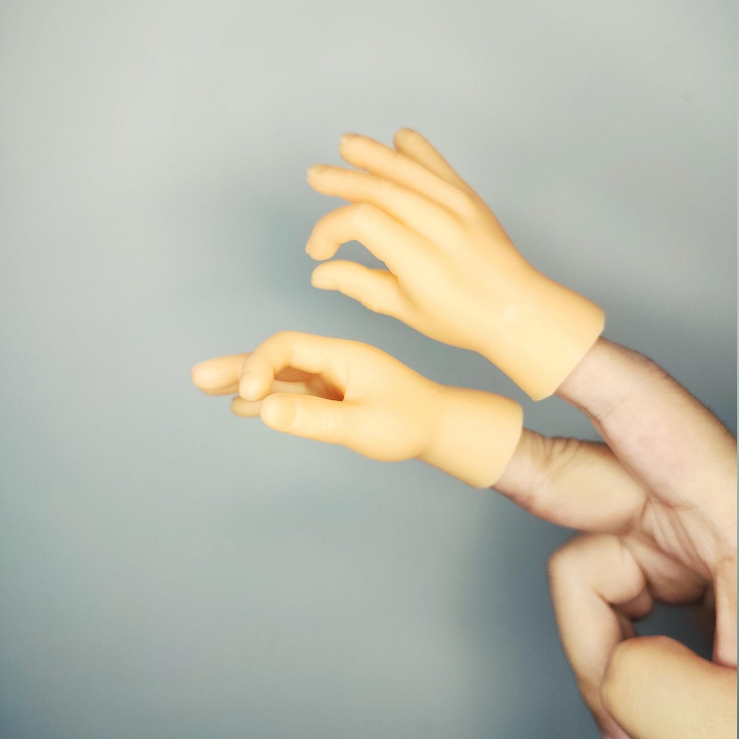 Putogn! Hilarious Tiny Hands Finger Set – Pinch or Middle Finger Gestures for Pranksters, Gag Gifts, & Fun Lovers!