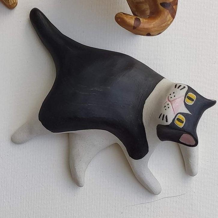 Putogn! Black and White Dazing Cats Square Face Figurine – Handmade Quirky Cat Decor for Cat Lovers & Modern Homes!