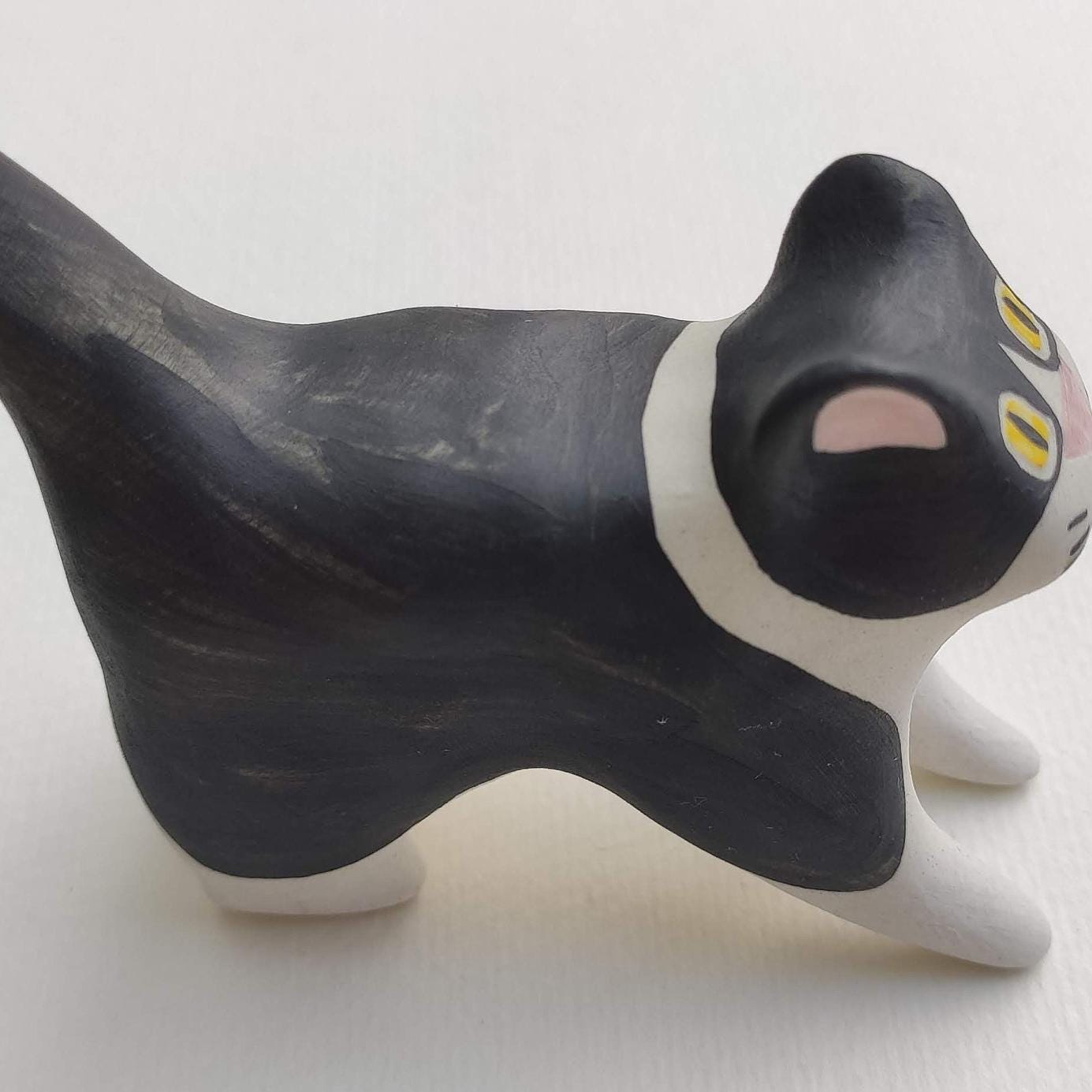 Putogn! Black and White Dazing Cats Square Face Figurine – Handmade Quirky Cat Decor for Cat Lovers & Modern Homes!