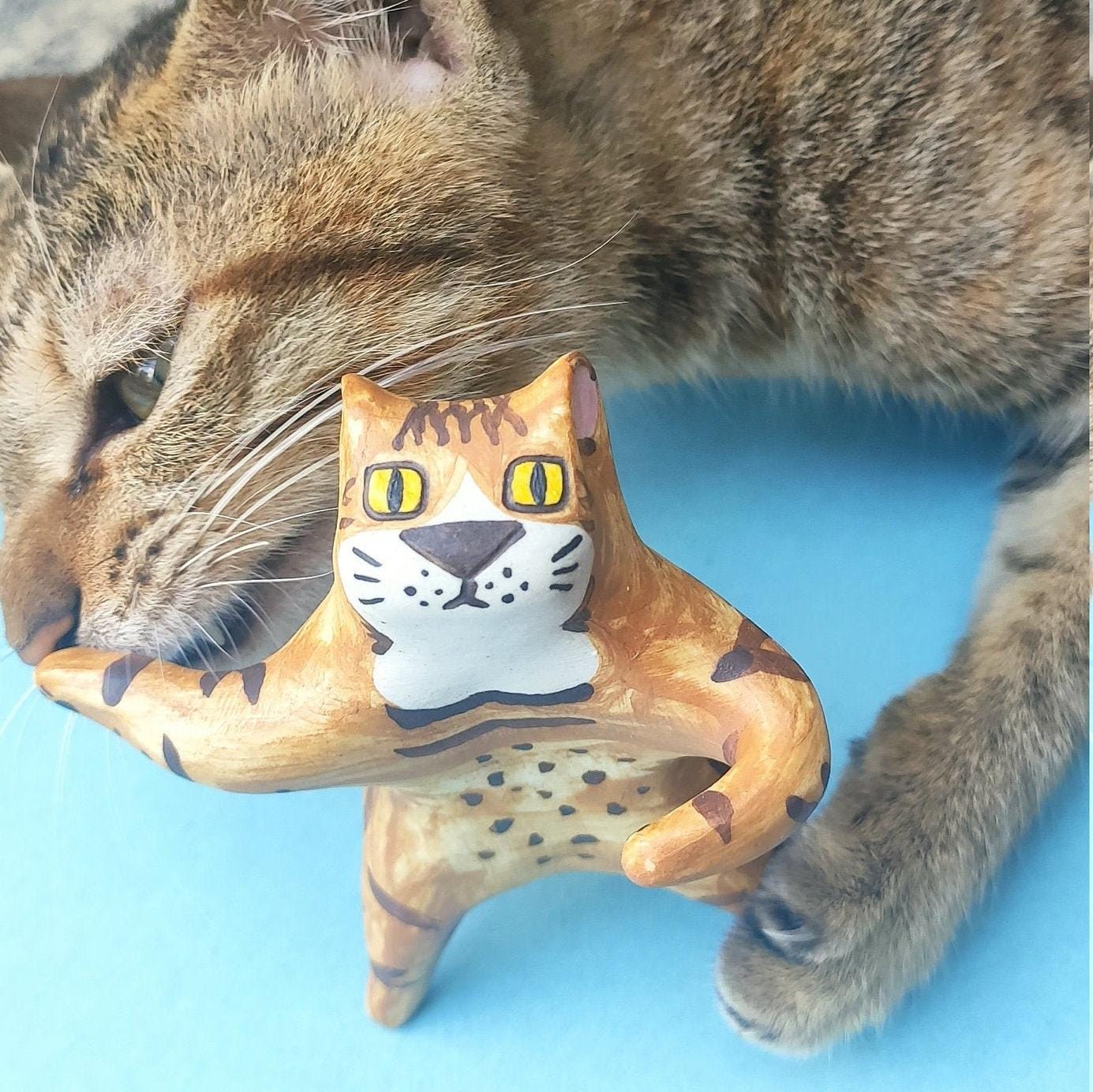 Putogn! Welcome Standing Orange Tabby Ceramic Cat Figurine – Handmade Dazing Cat Decor for Cat Lovers & Cozy Homes!