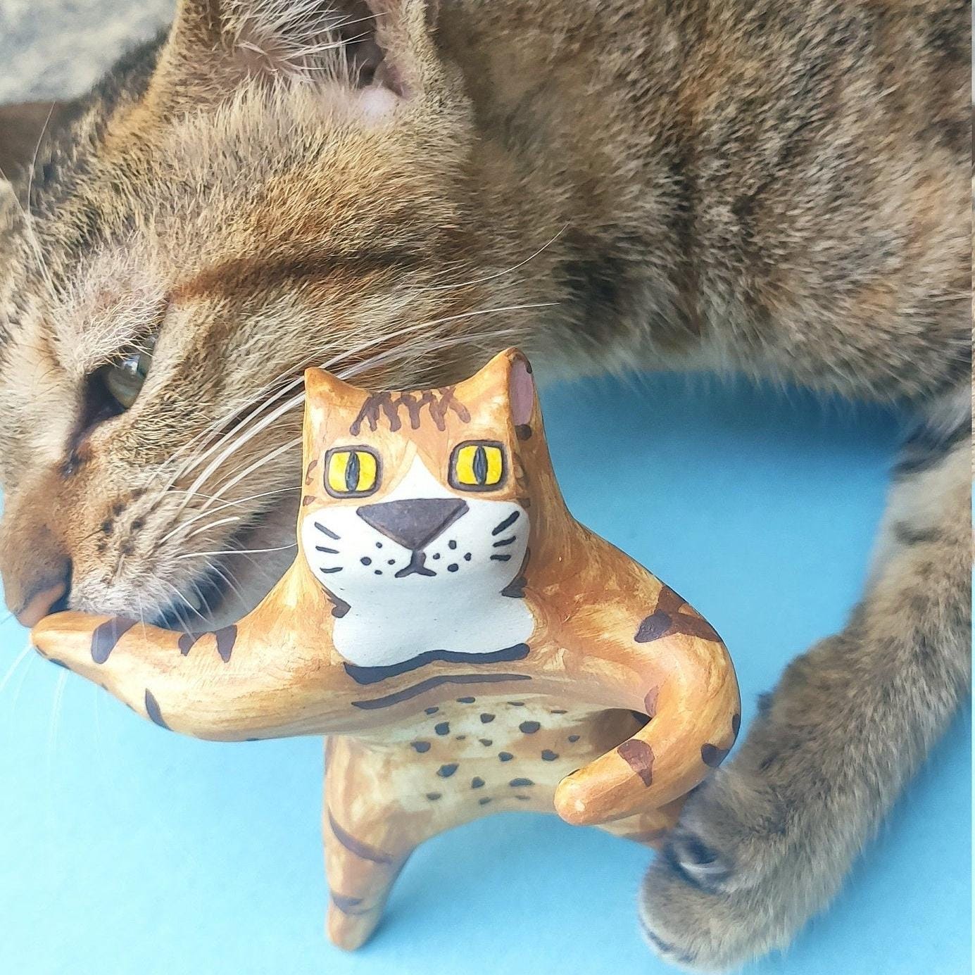 Putogn! Welcome Standing Orange Tabby Ceramic Cat Figurine – Handmade Dazing Cat Decor for Cat Lovers & Cozy Homes!