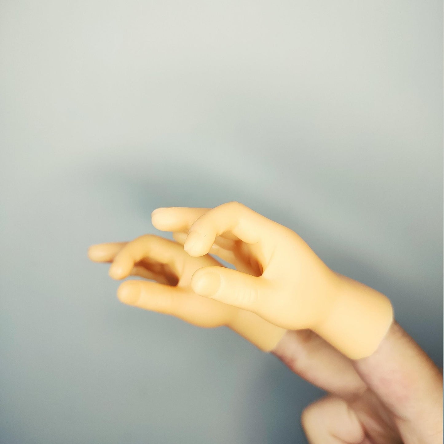 Putogn! Hilarious Tiny Hands Finger Set – Pinch or Middle Finger Gestures for Pranksters, Gag Gifts, & Fun Lovers!