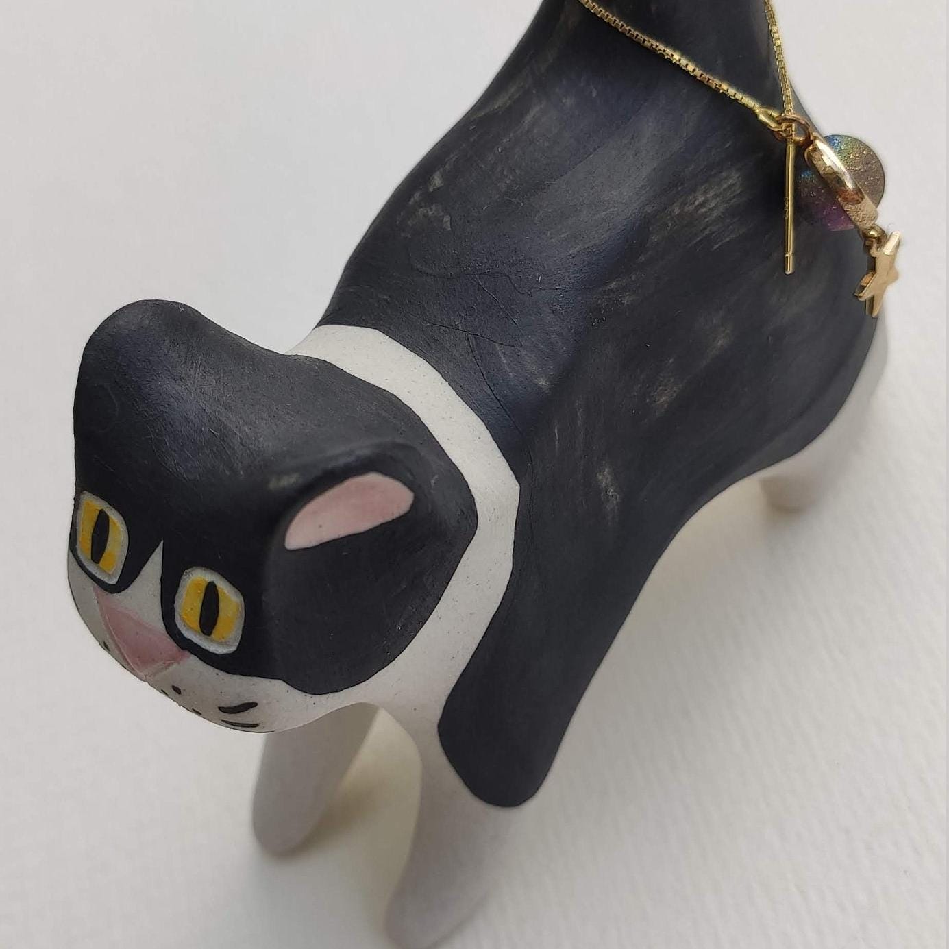 Putogn! Black and White Dazing Cats Square Face Figurine – Handmade Quirky Cat Decor for Cat Lovers & Modern Homes!