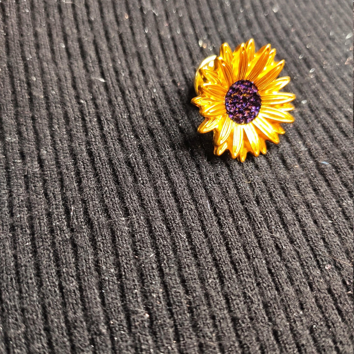 Putogn! Enamel Purple Flower Daisy Brooch – Handmade Vintage-Inspired Pin for Nature Lovers & Boho Fashionistas!