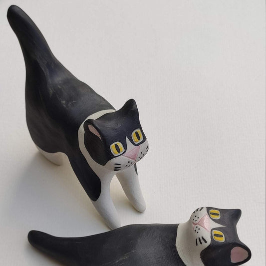 Putogn! Black and White Dazing Cats Square Face Figurine – Handmade Quirky Cat Decor for Cat Lovers & Modern Homes!