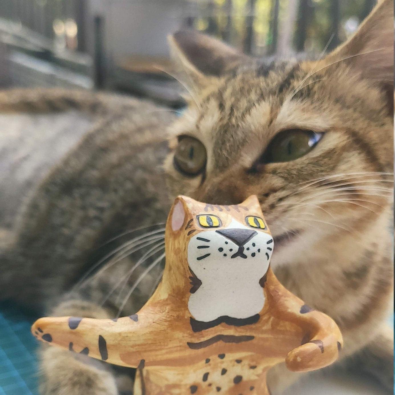 Putogn! Welcome Standing Orange Tabby Ceramic Cat Figurine – Handmade Dazing Cat Decor for Cat Lovers & Cozy Homes!